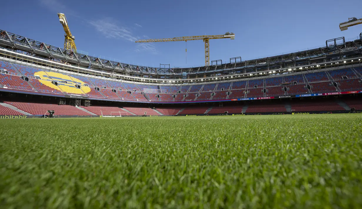 Proses peremajaan Camp Nou sendiri masih akan terus berlanjut, dengan target penyelesaian pada tahun 2026. (AFP/Josep Lago)