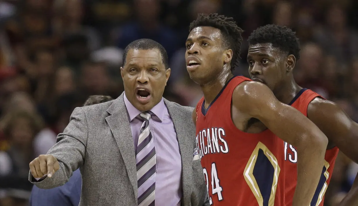 Pelatih New Orleans Pelicans, Alvin Gentry memberikan arahan kepada anak asuhnya saat melawan Cleveland Cavaliers pada laga NBA di Quicken Loans Arena, (2/1/2017). Cavs menang  90-82. (AP/Tony Dejak)