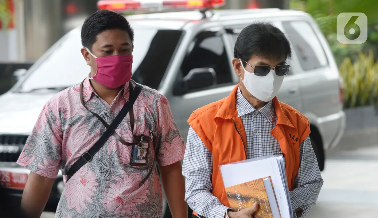Bupati Solok Selatan nonaktif, Muzni Zakaria berjalan akan menjalani pemeriksaan di Gedung KPK, Jakarta, Selasa (19/5/2020). Muzni diperiksa sebagai tersangka kasus dugaan menerima suap proyek pembangunan infrastruktur Jembatan Ambayan dan Masjid Agung di Solok Selatan. (merdeka.com/Dwi Narwoko)