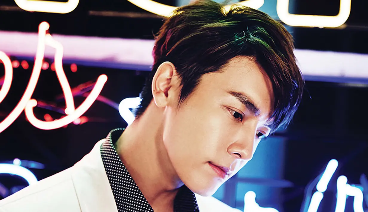 Donghae menyelesaikan wajib militernya Juli 2017. Ia pun disambut oleh para penggemar setianya. (Foto: soompi.com)