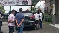 Kepala Dinas DPMD Bangaklan Hosin Jamili berbaju putih nampak ikut menyaksikan saat penyidik KPK menggeledah mobilnya. (Musthofa Aldo)