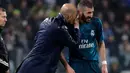 Pelatih Real Madrid Zinedine Zidane memberi arahan kepada Karim Benzema saat melawan Juventus dalam pertandingan Liga Champions di stadion Allianz, Turin (3/4). Real Madrid menang 3-0 atas Juventus. (AP/Luca Bruno)