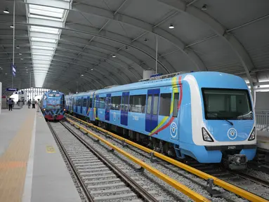 Kereta api jalur biru Lagos yang baru menunggu di terminal di Lagos, Nigeria, Senin, 4 September 2023. (AP Photo/Sunday Alamba)