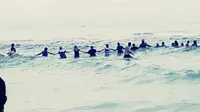 Rantai manusia di pantai Florida untuk menyelamatkan sebuah keluarga. (Facebook/Rosalind Beckton)
