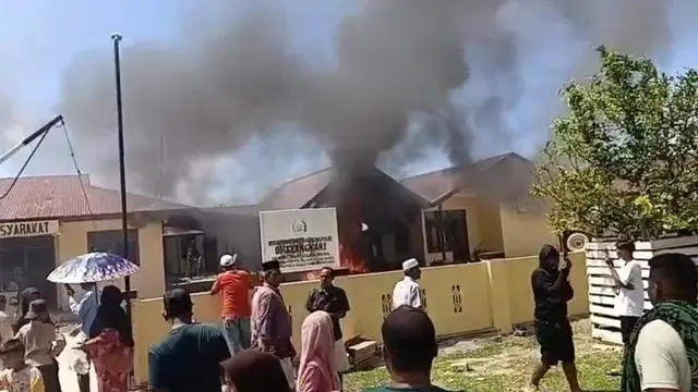 Warga bakar kantor polisi Muara Batang Gadis
