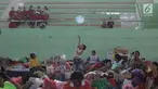 Seorang anak bermain di lokasi pengungsian di GOR Suweca, Klungkung, Bali, Selasa (26/9). Ribuan pengungsi terus berdatangan menyusul peningkatan frekuensi gempa yang mulai dirasakan warga di kawasan Gunung Agung. (Liputan6.com/Gempur M Surya)