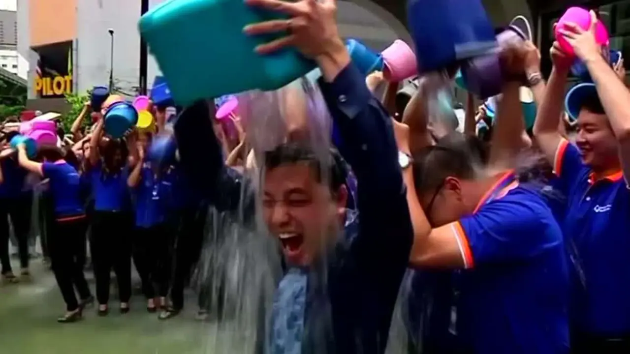 Tantangan 'Ice Bucket' Bantu Ilmuan Temukan Gen Penyakit Langka