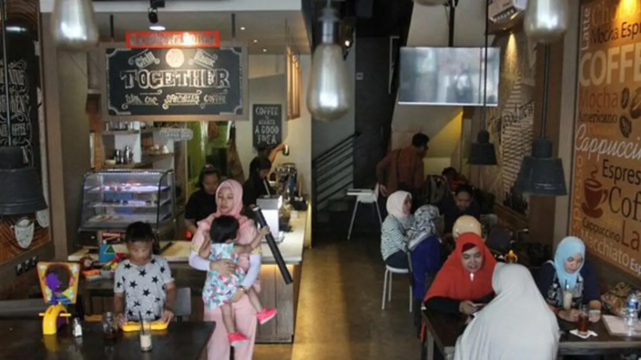 Menikmati aneka kopi lezat./Copyright Vemale/Anisha