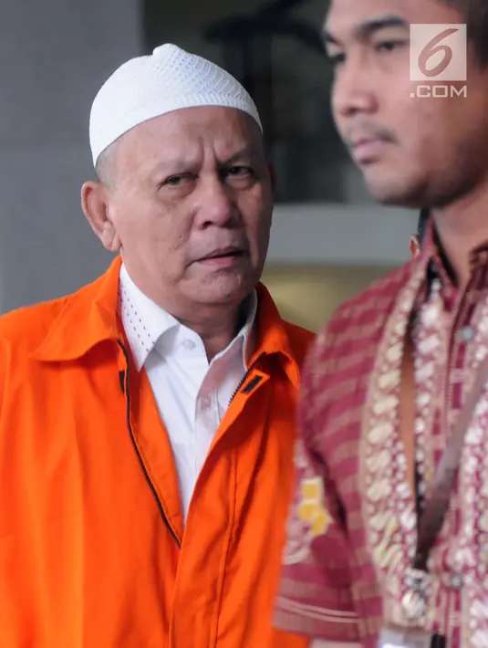 Eks anggota DPRD Sumut Rijal Sirait (kiri) usai menandatangani berkas perpanjangan penahanan di Gedung KPK, Jakarta, Jumat (24/8). Rijal menjadi tersangka karena diduga menerima suap dari mantan gubernur Sumut Gatot Pujo Nugroho. (Merdeka.com/Dwi Narwoko)