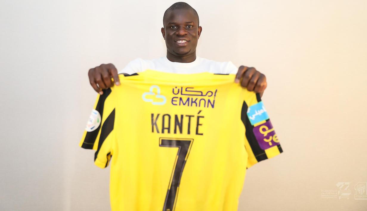 Liga Arab Saudi terus memunculkan sensasi dengan mendatangkan beberapa pemain bintang yang masih bersinar di Eropa. Kepindahan Cristiano Ronaldo dari Manchester United pada tengah musim 2022/2023 seakan menjadi keran pembuka hijrahnya para pemain terbaik dari liga top Eropa untuk bermain di Saudi Pro League mulai musim 2023/2024. Berikut ini beberapa pemain bintang yang memastikan ikuti jejak CR-7 bermain di Liga Arab saudi mulai musim 2023/2024 yang diperkuat via keterangan jurnalis kenamaan Italia yang juga menjadi pakar transfer pemain di Eropa, Fabrizio Romano. (twitter.com/ittihad)