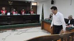 Direktur PT Soegih Interjaya, Willy Sebastian Liem tiba di ruang sidang PengadilanTipikor,  Jakarta, (18/5/2015). Willy didakwa menyuap Suroso Atmomartoyo saat menjabat Direktur Pengolahan PT Pertamina sebesar USD 190 ribu. (Liputan6.com/Herman Zakharia)