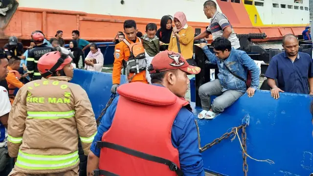 Evakuasi Penumpang KMP Royce di Banten