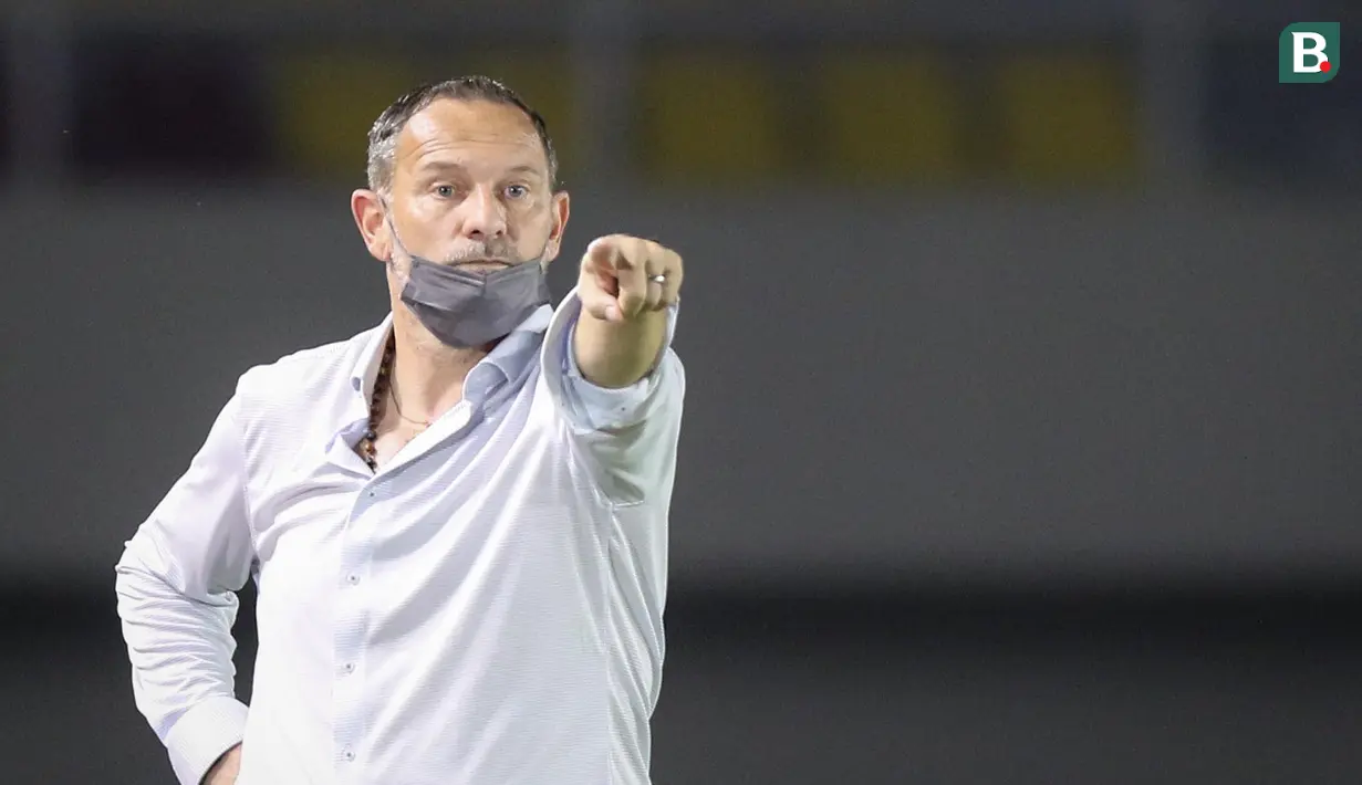 Hasil tiga poin ini bikin pelatih PSS, Dejan Antonic bersukacita. Sejak beberapa pekan terakhir, pria asal Serbia itu diminta untuk mundur dari posisinya karena keterpurukan Super Elja pada seri pertama BRI Liga 1. (Bola.com/Bagaskara Lazuardi)