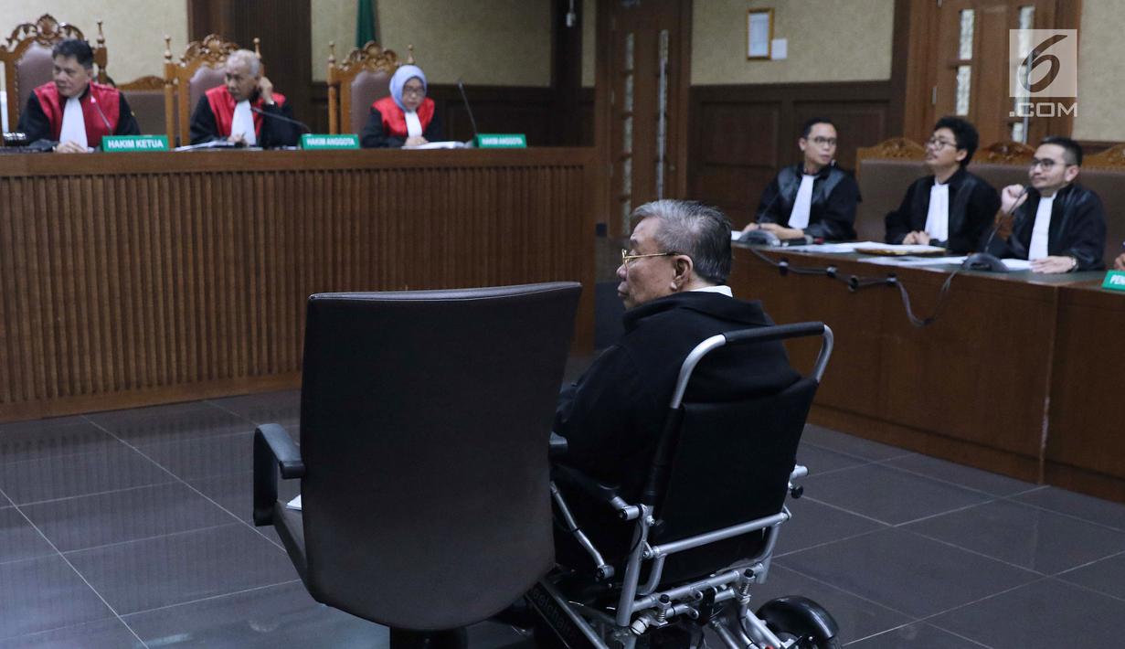Direktur Utama PT Wijaya Kusuma Emindo (WKE), Budi Suharto saat menjalani sidang perdana di Pengadilan Tipikor, Jakarta, Rabu (20/1). Agenda sidang mendengarkan pembacaan dakwaan dari JPU KPK. (Liputan6.com/Helmi Fithriansyah)