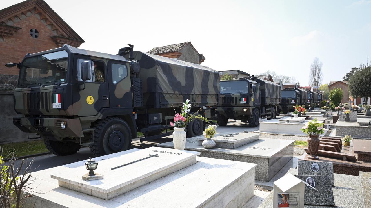 FOTO: Truk-Truk Militer Italia Angkut Korban Meninggal COVID-19