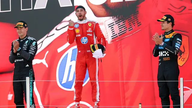 Lewis Hamilton (Tengah)