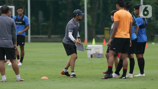 Pelatih Tim Nasional Indonesia Shin Tae-yong (tengah) memberi arahan saat latihan perdana Timnas U-22 di Lapangan D, Kompleks Gelora Bung Karno, Senayan, Jakarta, Rabu (10/2/2021). Latihan perdana Timnas U-22 diikuti 31 pemain untuk ajang SEA Games 2021 di Vietnam. (Liputan6.com/Helmi Fithriansyah)