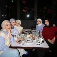 Geng Mamayu yang merupakan perkumpulan para artis muda yang beranggotakan, di antaranya Lesti Kejora, Aurel Hermansyah, Dinda Hauw, Kesha Ratuliu, Syifa Hadju, Melody, dan Margin Wieheerm kembali berkumpul. Sayangnya kali ini hanya ada Dinda Hauw, Kesha Ratuliu, Melody, dan Margin Wieheerm, dan terlihat anggota baru Selebgram Ira Nandha saat arisan terbaru. [@dindahw]