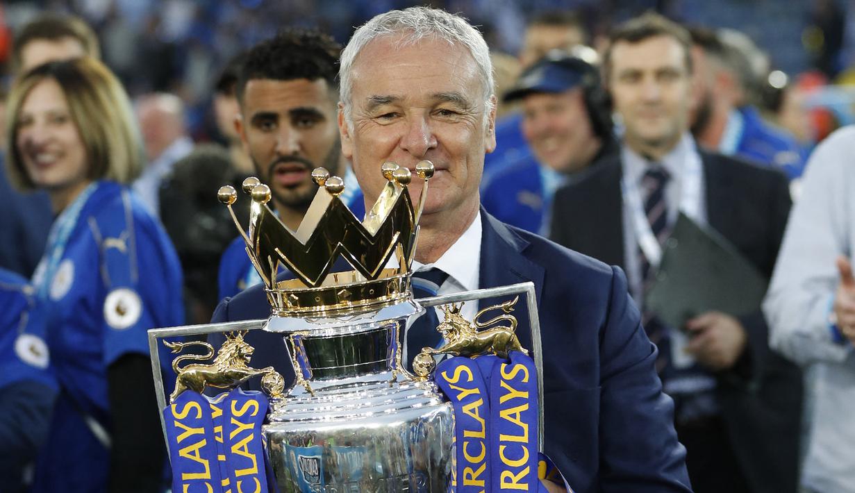 Claudio Ranieri. Pelatih asal Italia yang kini berusia 70 tahun ini merebut gelar Manager of The Season di Liga Inggris musim 2015/2016 bersama Leicester City yang dibesutnya Juli 2015 hingga Februari 2017. Seperti dongeng, The Foxes dibawanya juara Liga Inggris musim tersebut. (AFP/Adrian Dennis)