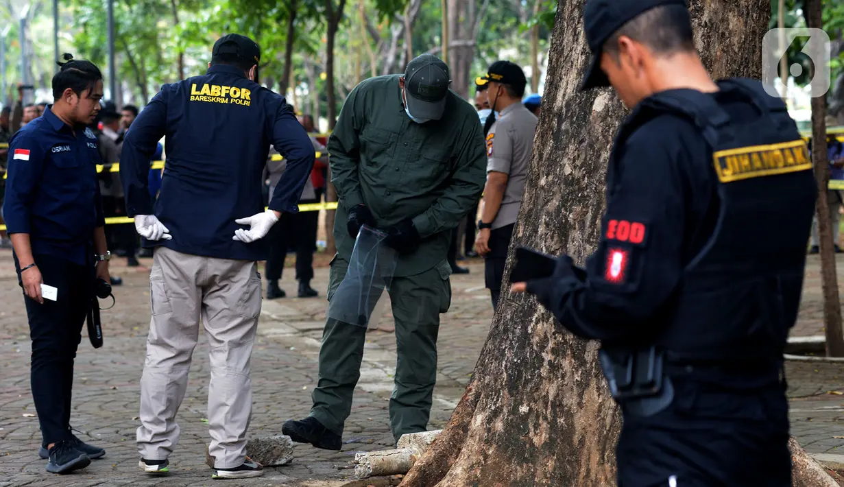 Anggota Labfor Mabes Polri mengumpulkan barang bukti di TKP ledakan di kawasan Monas, Jakarta, Selasa (3/12/2019). Dalam ledakan itu dua anggota TNI menjadi korban dan mengalami luka. (merdeka.com/Imam Buhori)
