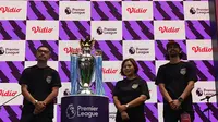 Chief Marketing Officer Vidio Teguh Wicaksono (kiri) bersama trofi Premier League. (Liputan6.com/Harley Ikhsan)