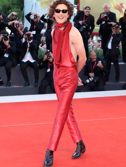 <p>Timothee Chalamet tampil berani di red carpet dengan outfit serba merah. Ia mengenakan busana rancangan Haider Ackermann. Foto: Vogue.</p>