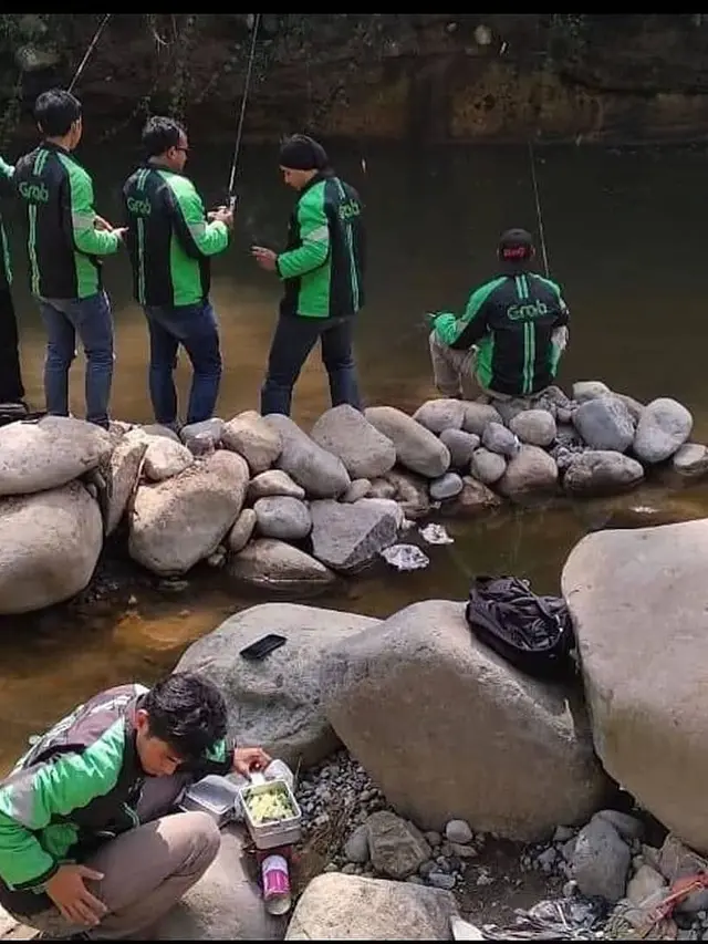 6 Potret Gabut Driver Ojek Online saat Tunggu Orderan Ini Kocak