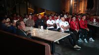 Para pemain Timnas Indonesia U-17, pelatih Bima Sakti, dan sejumlah jajaran PSSI diselimuti rasa tegang pada drawing Piala Dunia U-17 yang digelar di Menteng, Jakarta, Jumat (15/9/2023) malam WIB. (Bola.com/Zulfirdaus Harahap)