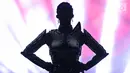 Penyanyi Katy Perry saat membawakan lagu pada konsernya bertajuk Witness: The Tour di ICE BSD, Tangerang Selatan, Sabtu (14/4). Pada lagu pembuka Katy kenakan kostum berwarna emas dan kacamata hitam. (Liputan6.com/Faizal Fanani)