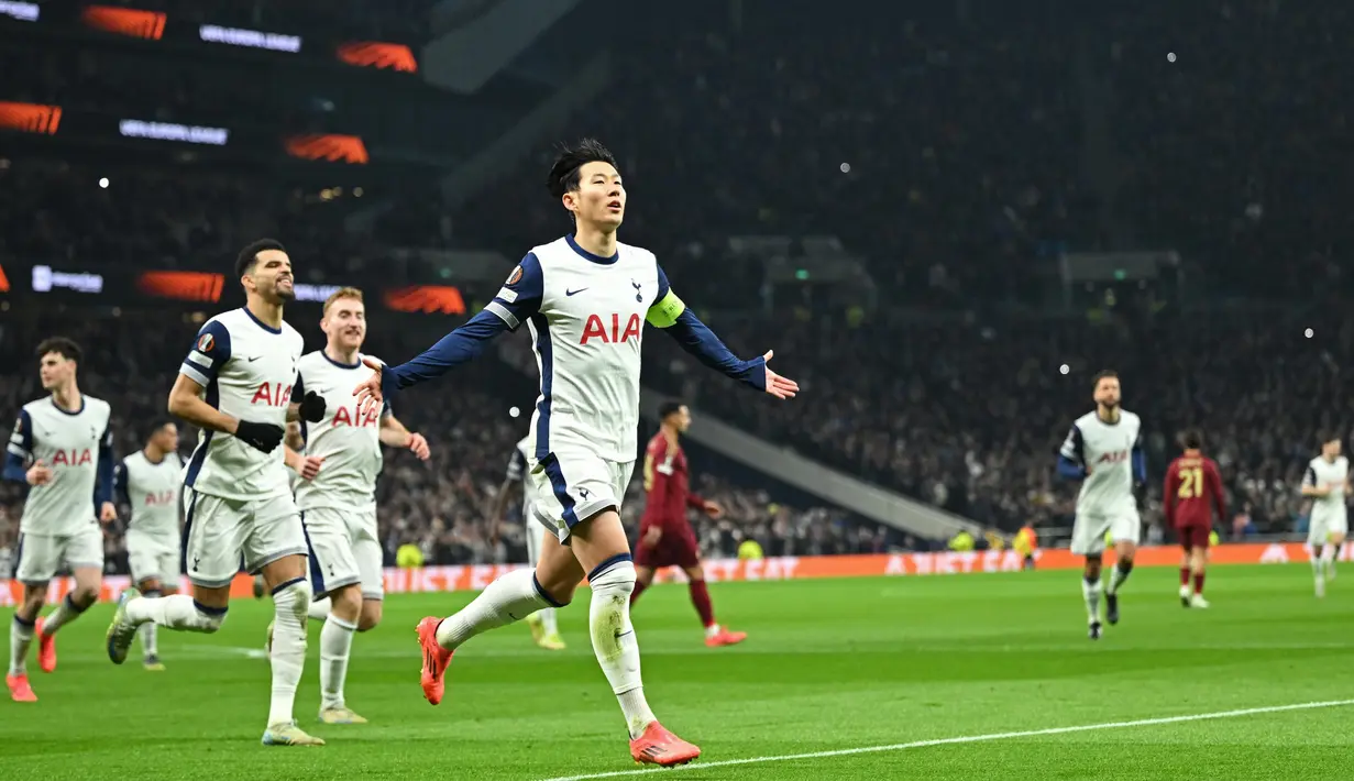 Pertandingan antara Tottenham Hotspur melawan AS Roma berjalan cukup menarik. Laga baru berjalan lima menit, The Lilywhites unggul lewat gol dari titik putih yang berhasil dieksekusi dengan baik oleh Son Heung-min. (JUSTIN TALLIS/AFP)