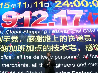 CEO Alibaba Daniel Zhang memberikan  pidato didepan layar yang  menunjukkan total nilai barang di festival belanja 11.11 di Beijing, Cina,(12/11/2015).  Alibaba Group meraup sekitar 2 triliun rupiah dalam transaksi e-commerce. (REUTERS/Kim Kyung - Hoon)