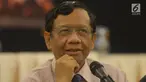 Ketua Gerakan Suluh Kebangsaan Mahfud MD memberikan keterangan terkait kerusuhan Papua dalam acara di Jakarta, Jumat (23/8/2019). Gerakan Suluh Kebangsaan mengimbau seluruh elemen masyarakat menahan diri dan berpartisipasi aktif dalam menciptakan suasana kondusif di Papua. (merdeka.com/Imam Buhori)