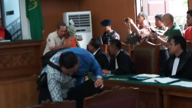 Ketika Korban Peluk dan Salami Terdakwa Bom Thamrin