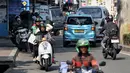 Tindakan ini jelas sangat membahayakan pengguna jalan lainnya. (Liputan6.com/Angga Yuniar)