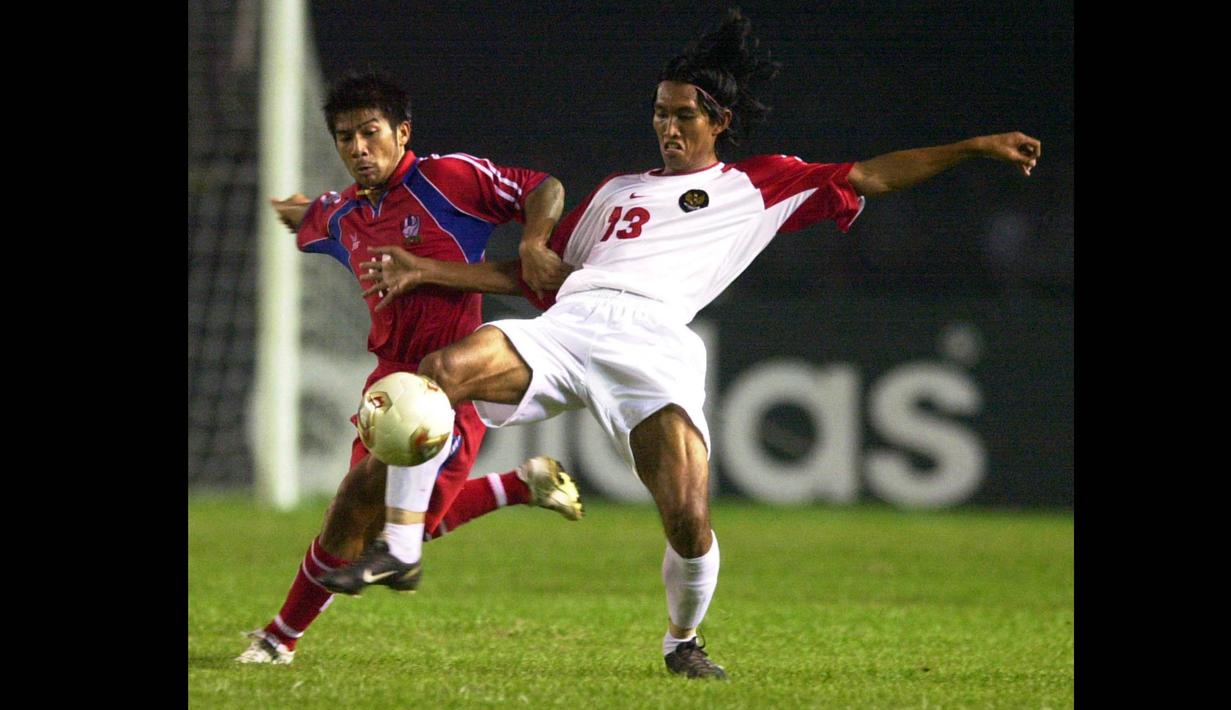 Budi Sudarsono mengawali kiprah pada ajang Piala AFF 2002. Saat itu, ia menjadi salah satu pemain muda karena masih berusia 22 tahun. Budi Sudarsono ikut menyumbangkan satu gol di laga ini. (AFP/Weda)