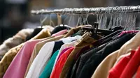 Belanja di toko baju bekas adalah salah satu kebaruan dalam hidup yang perlu dilestarikan. (Via: medium.com)