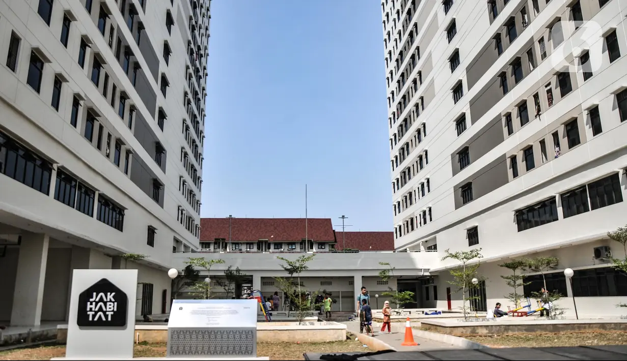Aktivitas warga di halaman Rusunawa Penjaringan, Jakarta Utara Kamis (18/8/2022). Pemprov DKI Jakarta meresmikan 12 Rusunawa Baru yang tersebar di empat wilayah yang terdiri dari 33 tower dan 7.421 unit sebagai bentuk menjamin kesempatan bagi setiap warga untuk bisa mendapatkan kesejahteraan dan kebahagiaan di perkotaan lewat hunian. (merdeka.com/Iqbal S Nugroho)