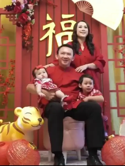 Sedangkan putra dan putri mereka kompak dengan baju batik yang dibuat modern, sehingga terlihat begitu chic dan memukau.