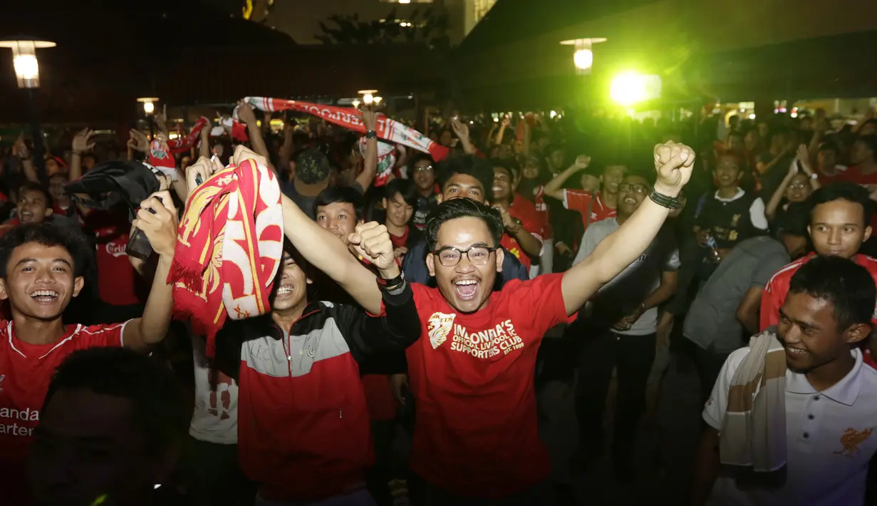 Para pendukung Liverpool merayakan kemenangan atas Chelsea 3-1 saat nonton bareng bersama Bola.com di Summarecon Mal Bekasi, Jawa Barat, Sabtu (31/10/2015). (Bola.com/Vitalis Yogi Trisna)