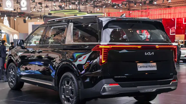 Carnival 2025 dibekali mesin 1.6 liter turbo hybrid bertenaga 245 PS serta sistem infotainment ccNC terbaru yang mendukung Apple CarPlay dan Android Auto nirkabel (Paultan.org)