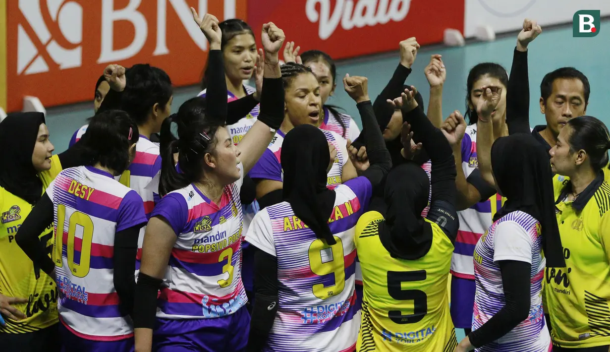 Para pemain Jakarta Mandiri Popsipo Polwan melakukan selebrasi saat melawan Gresik Petrokimia Pupuk Indonesia pada laga PLN Mobile Proliga 2022 di Padepokan Voli Jenderal Polisi Kunarto, Sentul, Jumat (28/1/ 2022). (Bola.com/M Iqbal Ichsan)