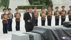 Gambar yang diambil pada 25 Juli 2023 dan dirilis oleh Kantor Berita Pusat Korea (KCNA) Korea Utara pada 26 Juli menunjukkan Pemimpin Korea Utara Kim Jong Un (tengah) mengunjungi Pemakaman Martir Perang Pembebasan Tanah Air pada kesempatan peringatan 70 tahun kemenangan dalam Perang Pembebasan Tanah Air yang agung di Pyongyang, Korea Utara. (STR/KCNA VIA KNS/AFP)