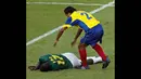 Pemain Kamerun, Marc-Vivien Foe tiba-tiba pingsan saat melawan Kolombia di semifinal Piala Konfederasi, 26 Juni 2003. Hasil otopsi menyebutkan, dia meninggal dunia karena masalah jantung (hypertrophic cardiomyopathy). (Foto: AFP/Philippe Desmazes)