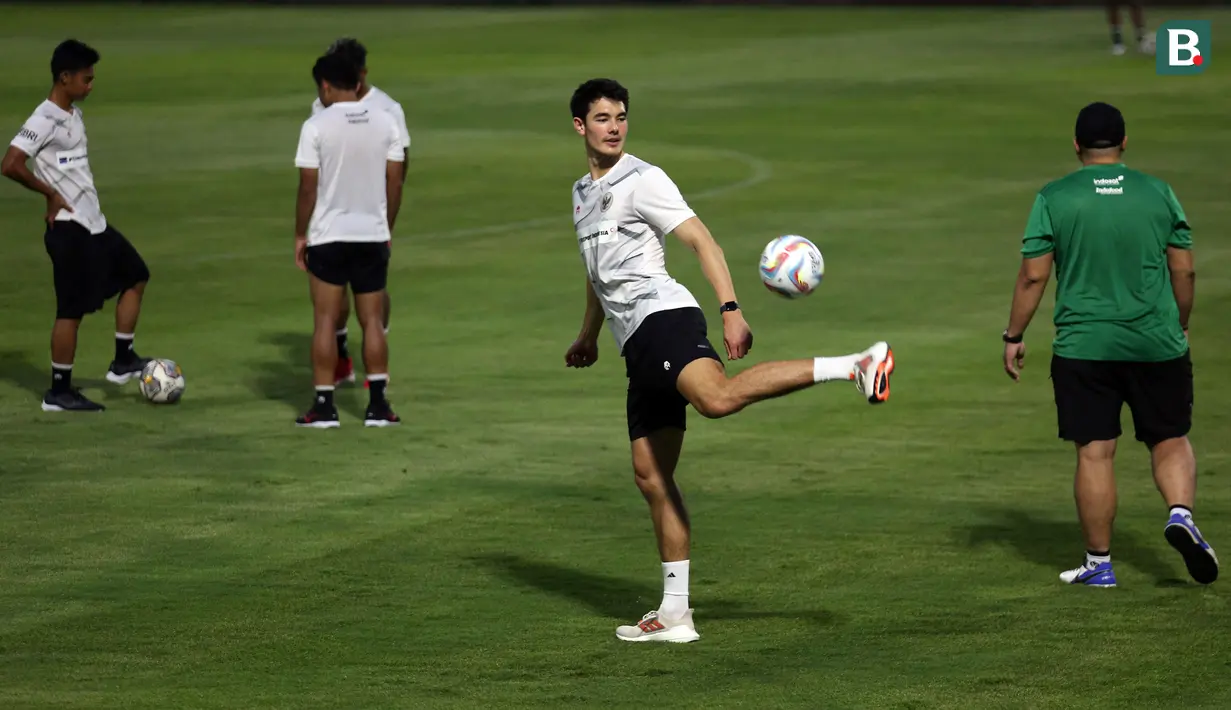<p>Pemain Timnas Indonesia, Elkan Baggott saat menjalani sesi latihan di Lapangan A Gelora Bung Karno (GBK), Senayan, Jakarta Pusat, Kamis (15/6/2023) sore WIB. Latihan dilakukan sebagai persiapan menghadapi Timnas Argentina pada laga persahabatan FIFA Matchday, 19 Juni 2023 di Stadion Utama Gelora Bung Karno. (Bola.com/Bagaskara Lazuardi)</p>