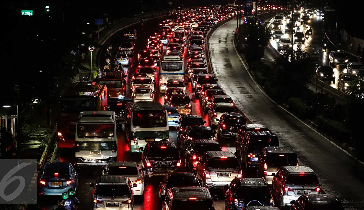 Kendaraan terjebak kemacetan di Jalan Jenderal Sudirman, Kamis (10/11). Hujan yang mengguyur kawasan Jakarta membuat sejumlah ruas jalan di beberapa titik Ibu Kota mengalami kemacetan luar biasa. (Liputan6.com/Faizal Fanani)