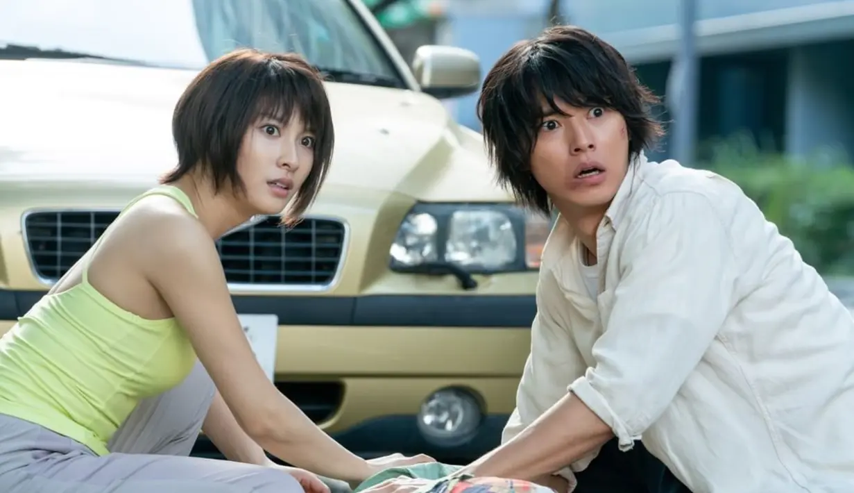 Arisu (Kento Yamazaki) (kanan) dan Usagi (Tao Tsuchiya) dalam salah satu adegan Serial Alice In Borderland Season 2. Tahun ini serial populer Jepang tersebut akan melanjutkan musim pertamanya yang rilis tahun 2020 lalu. (Instagram/@netflixid)