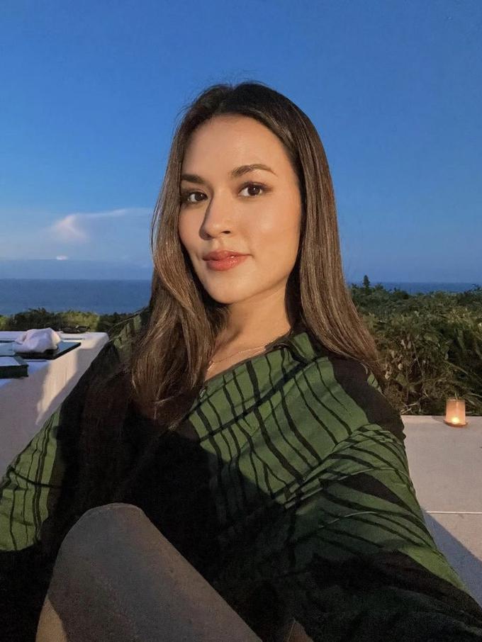 Tanpa Bantuan Makeup Artist Raisa Merias Wajahnya Sendiri saat Ulang