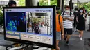 Pengunjung berjalan melalui area pemeriksaan suhu pada hari pertama pembukaan Kebun Binatang Singapura untuk umum di Singapura, Senin (6/7/2020). Kebun binatang yang hampir tiga bulan ditutup akibat pandemi virus corona ini dibuka kembali dengan penerapan protokol kesehatan. (Roslan RAHMAN/AFP)