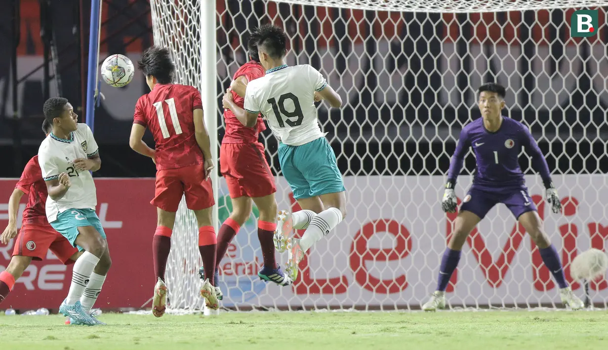 Timnas Indonesia U-20 hanya menurunkan Rahmat Beri Santoso (kiri) dan Kiper Chaya Supriadi sebagai pemain utama dalam susunan starter, selebihnya Timnas Garuda Muda menurunkan pemain lapis kedua menghadapi Hong Kong. (Bola.com/Ikhwan Yanuar)