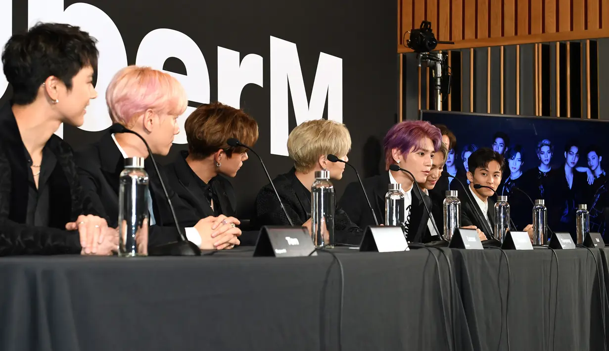 Grup idola K-Pop, SuperM saat konferensi pers di Capitol Records Tower, Hollywood pada Kamis (3/10/2019). Boyband beranggotakan Taemin SHINee, Baekhyun dan Kai EXO, Mark dan Taeyong NCT, serta Lucas dan Ten WayV itu akan membuat debut Hollywood mereka pada minggu ini. (VALERIE MACON/AFP)